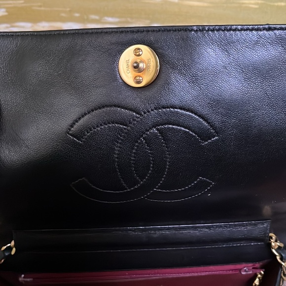 Chanel Lambskin shoulder bag in excellent preowned condition. L9”xH5.5”xD1.5” - Picture 5 of 12